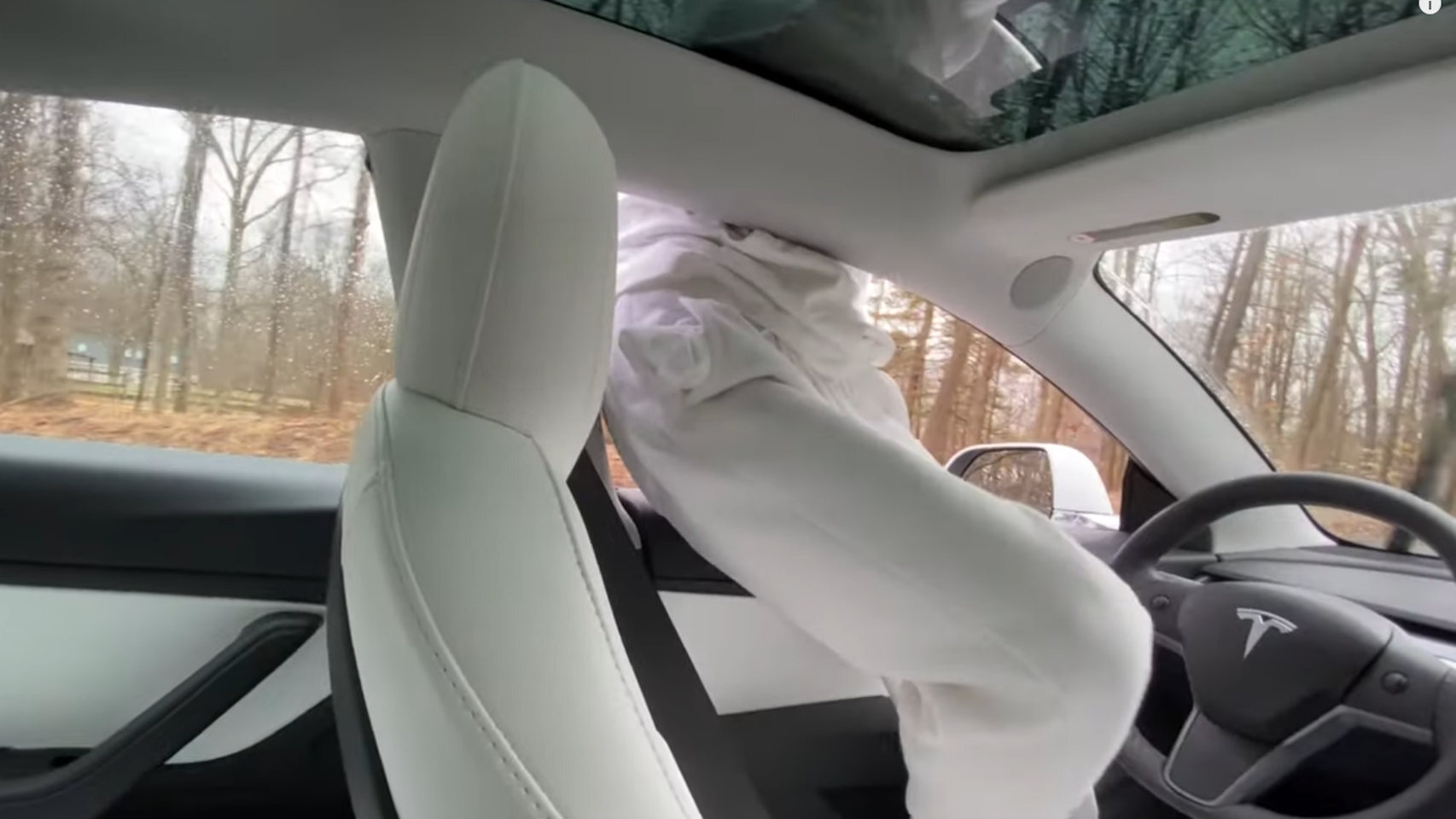 Conductor saltando de un Tesla en marcha