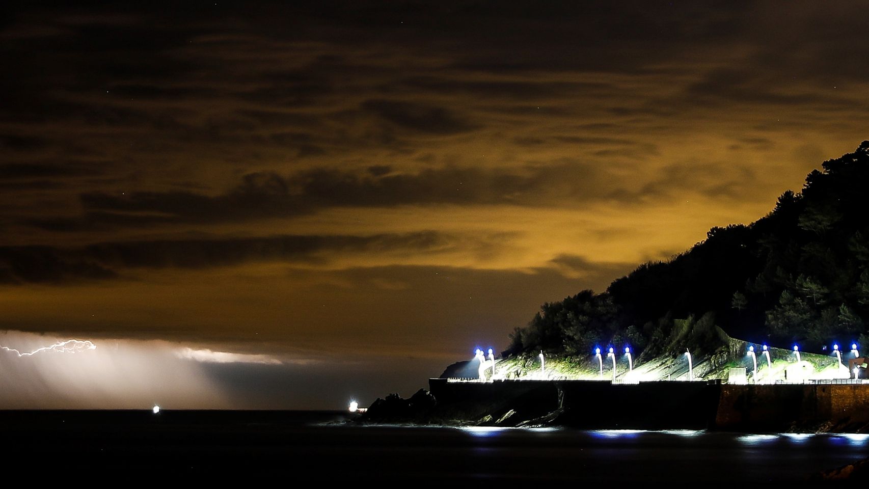 Tormenta eléctrica en San Sebastián. EFE/Javier Etxezarreta.