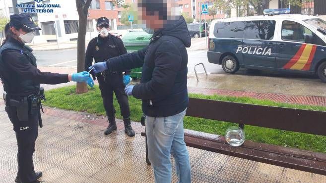 La Policía le pide la identificación mientras los peces aguardan en el banco