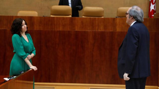 Isabel Díaz Ayuso y Ángel Gabilondo conversan antes del pleno en la Asamblea de Madrid.