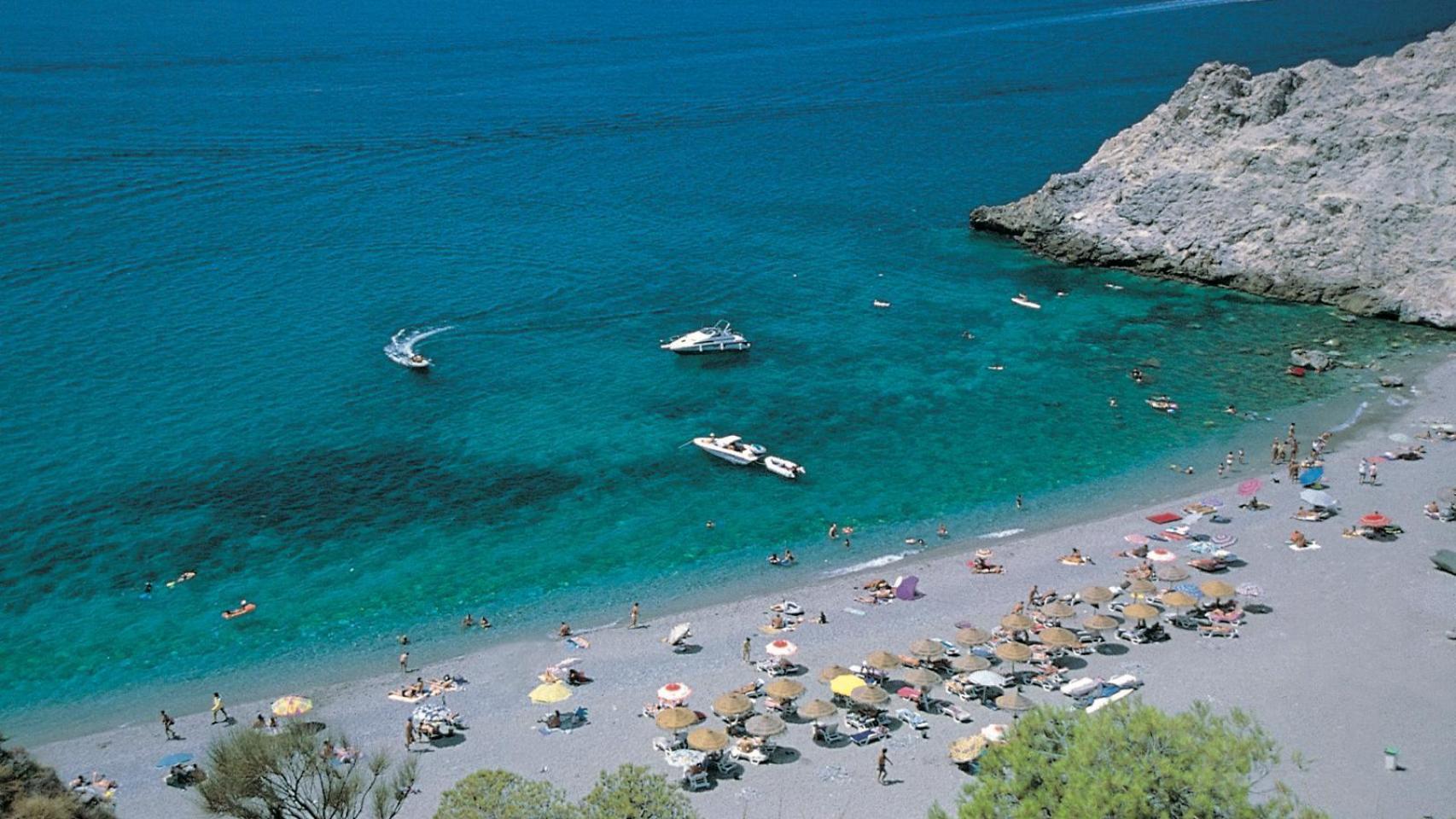 Playa de Cantarriján en Almuñécar (Granada) en agosto.