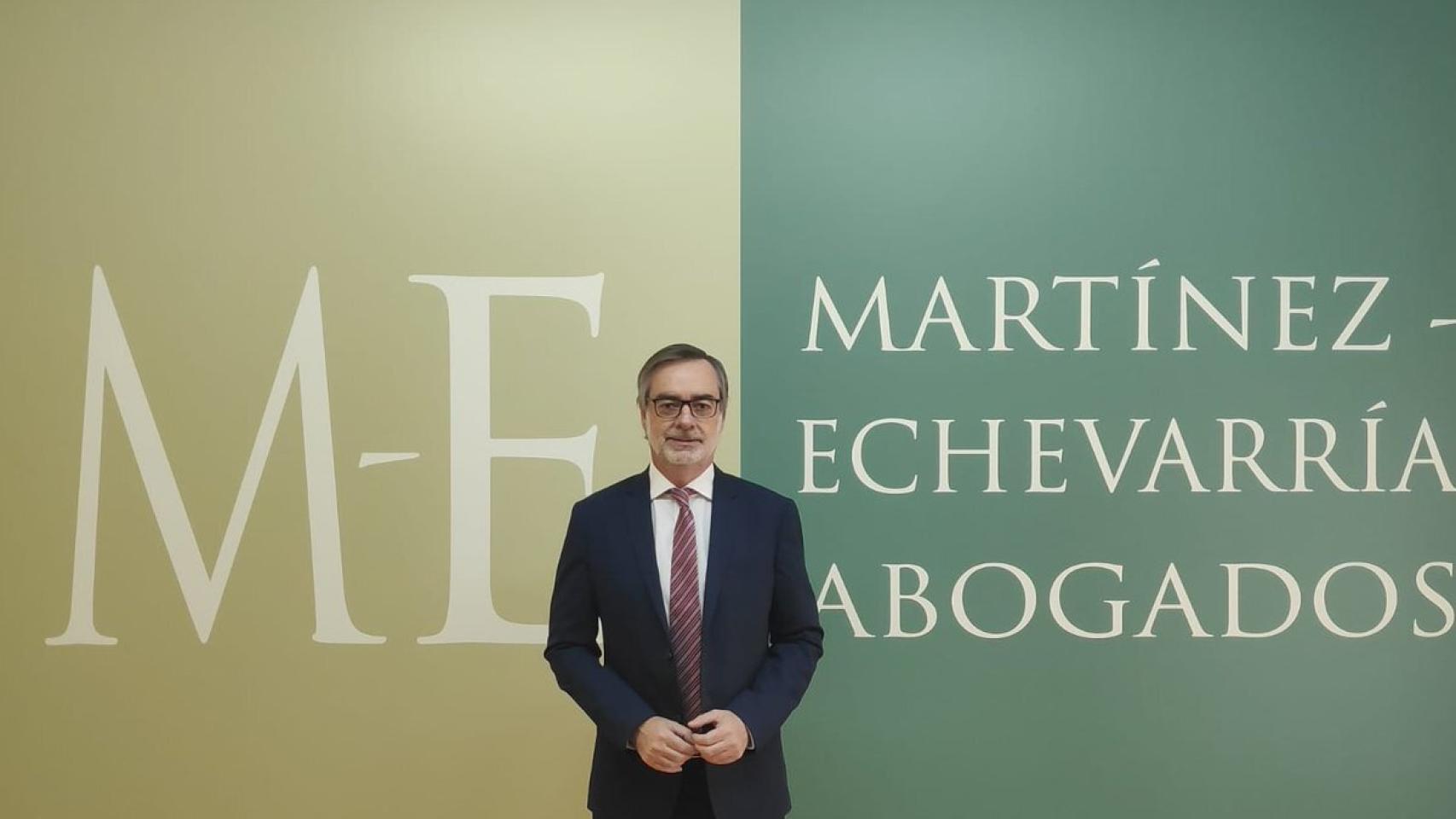 José Manuel Villegas posa con el logo de su nueva marca.
