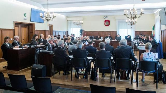 Juicio penal en una sala de justicia./
