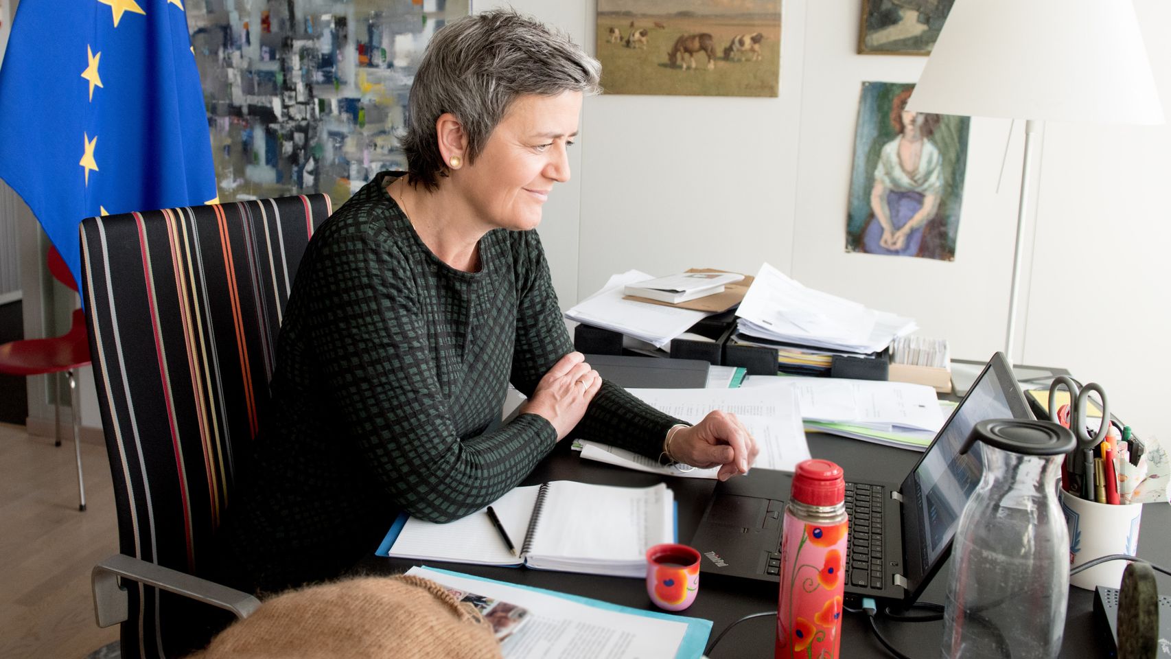 La vicepresidenta de la Comisión, Margrethe Vestager, trabajando en su despacho