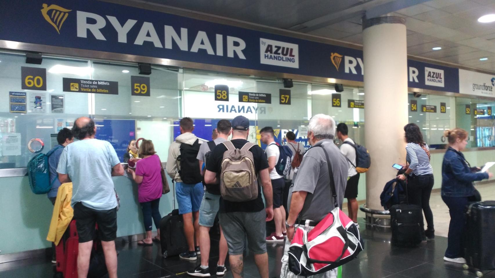 Ryanair traba los reembolsos de vuelos cancelados: qué hacer si solo ofrece bonos
