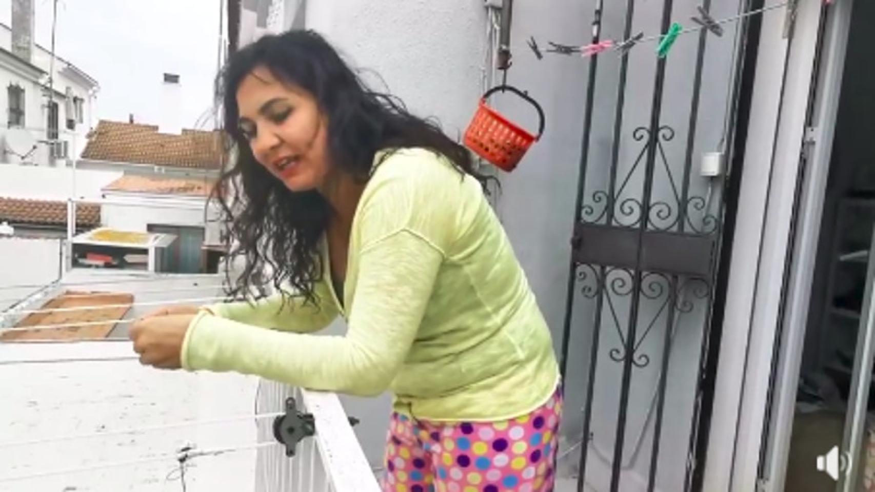 La actriz Charo Urbano metida en el papel de 'policía de balcón'