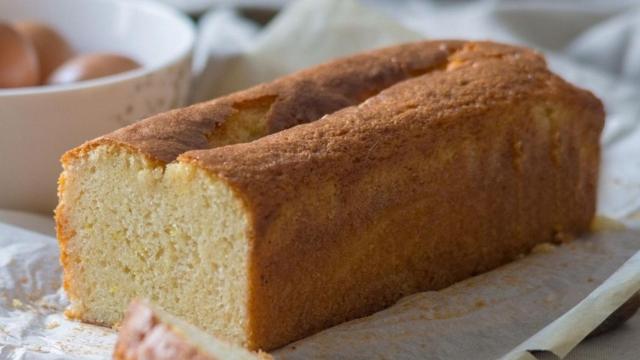 Bizcocho esponjoso con solo dos ingredientes, el bizcocho más fácil de todos