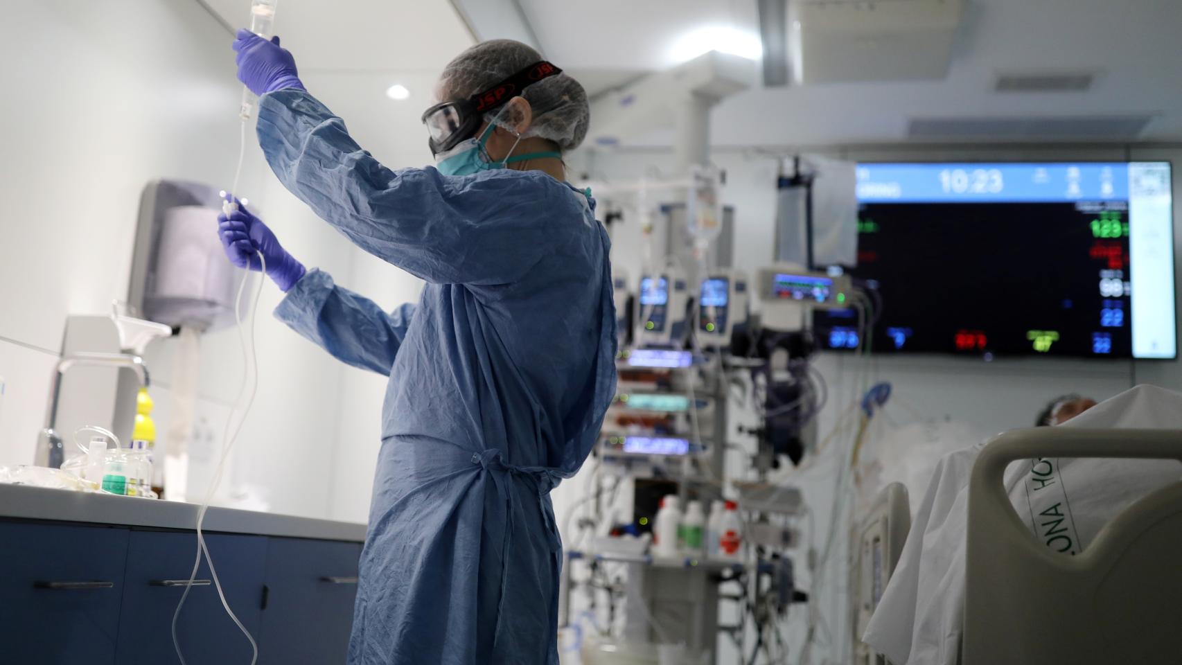 Un profesional sanitario atiende a un paciente.
