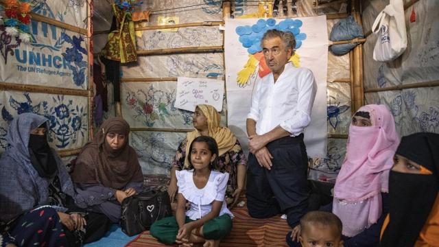 BHL con un grupo de mujeres rohinyás que describen sus miedos ante el Covid-19 .