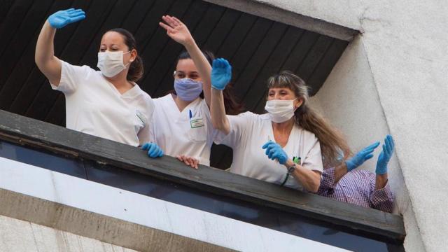 Aplausos a los sanitarios.