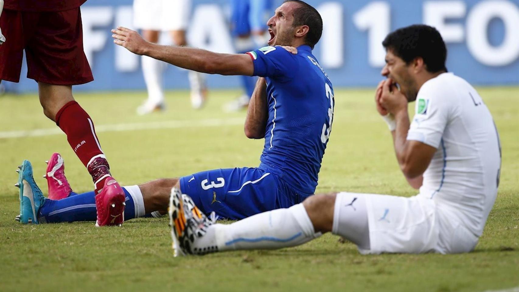 Luis Suárez y Giorgio Chiellini en el momento del famoso mordisco