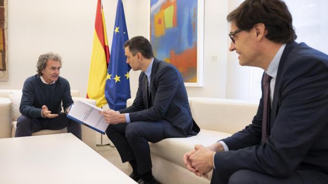 El presidente del Gobierno, Pedro Sánchez, junto al ministro Salvador Illa y el director del Centro de Emergencias Sanitarias, Fernando Simón.