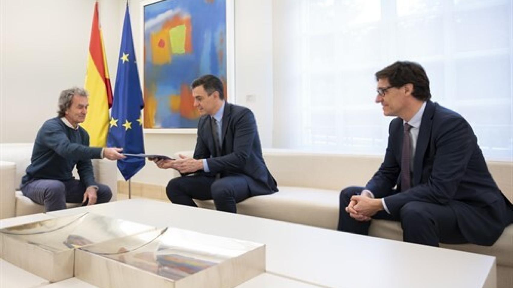 Simón e Illa entregan a Sánchez el informe de la estrategia de transición antes de la videoconferencia de presidentes.