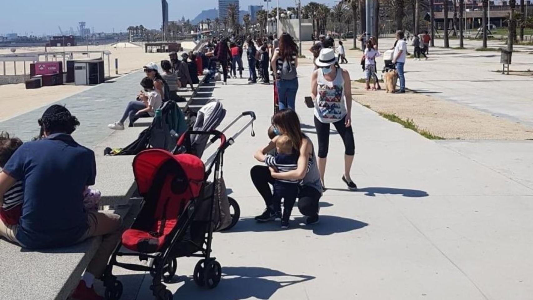 Imagen este pasado domingo de la playa en Barcelona, repleta de gente.