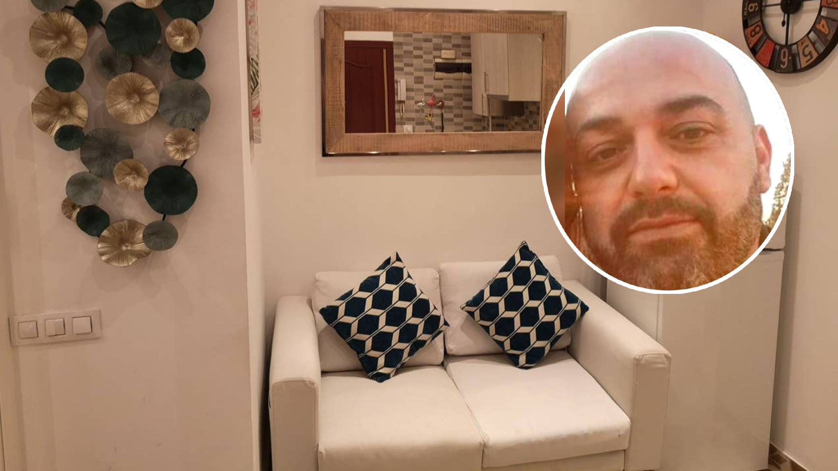 Jorge y uno de sus apartamentos turísticos.