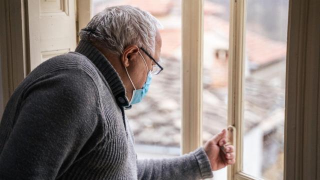 mayor mirando por la ventana coronavirus