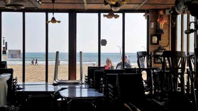 Un bar cerrado en una imagen de archivo.