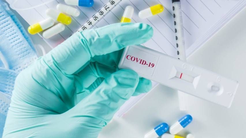Un investigador sujeta un test para detectar el coronavirus.