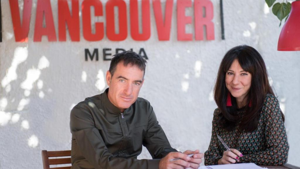 Álex Pina y Esther Martínez Lobato