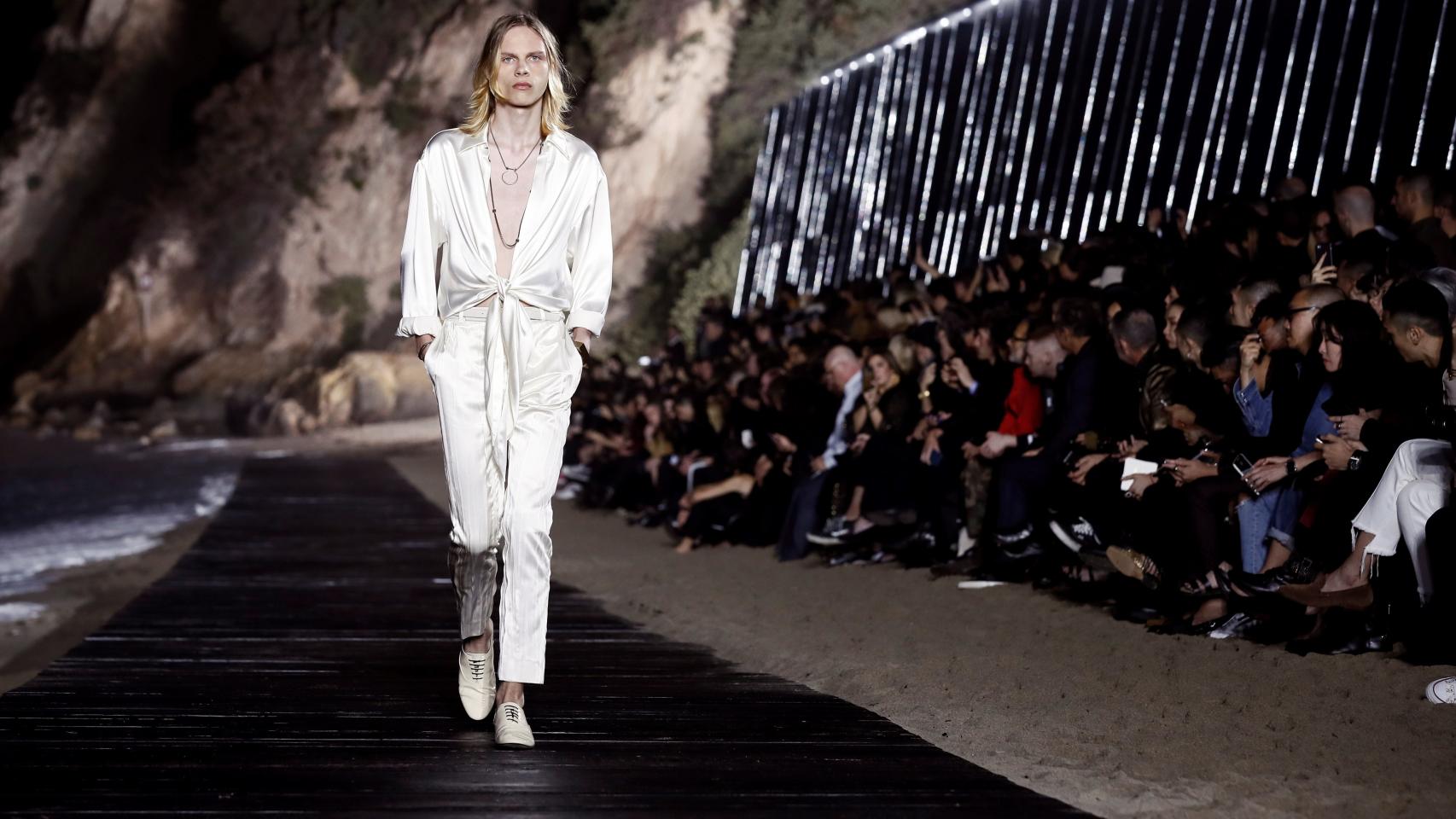 Un modelo desfila con una de las propuestas del diseñador belga Anthony Vaccarello para la firma Saint Laurent