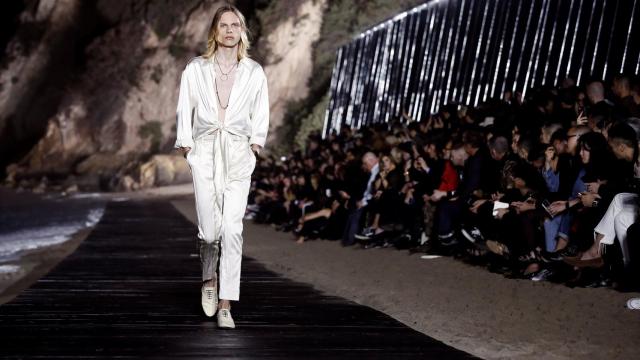 Un modelo desfila con una de las propuestas del diseñador belga Anthony Vaccarello para la firma Saint Laurent