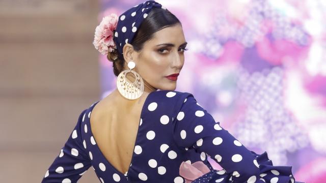 Una modelo luciendo un vestido de flamenca.