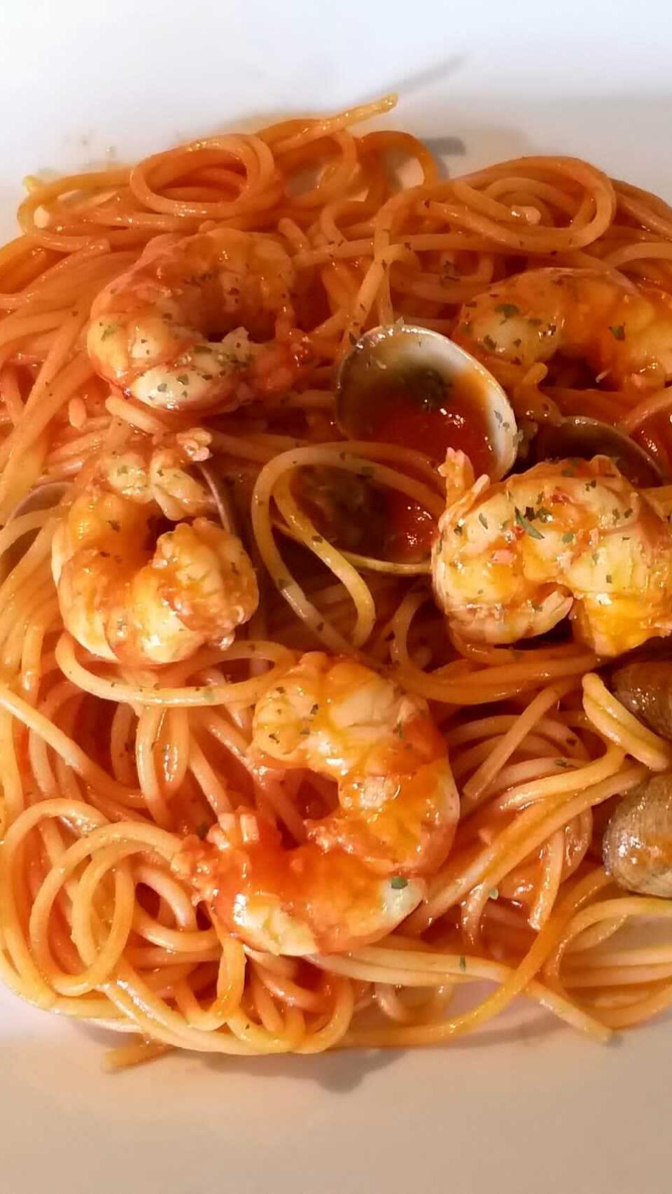 Espaguetis con gambas y almejas de Luis Larrodera.