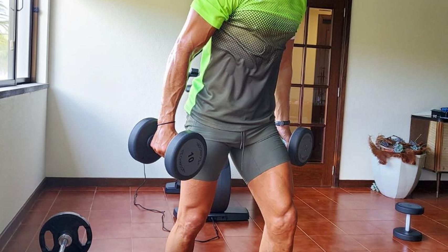 Cristiano Ronaldo entrena en su casa de Portugal