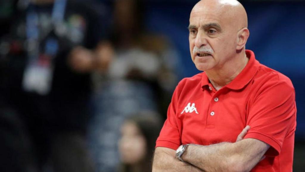 Chema Buceta, dirigiendo a la selección femenina de Reino Unido en el Eurobasket 2019