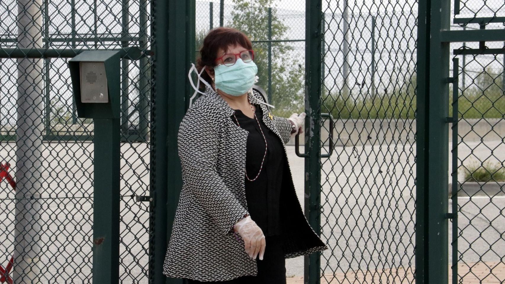 La 'exconsellera' Dolors Bassa abandonando la prisión este lunes.