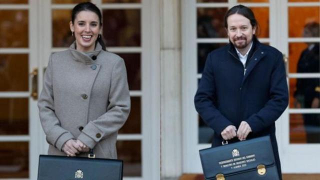 Irene Montero y Pablo Iglesias posan en las escalinatas de Moncloa en su primer Consejo de Ministros.