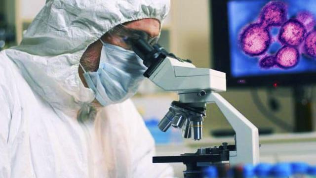 Investigador trabajando en un laboratorio.