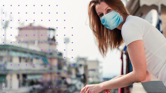 Una mujer en su balcón durante el confinamiento.