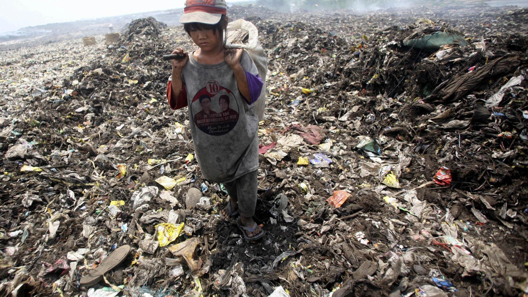 Una foto de archivo de una niña que recoge residuos plásticos en un vertedero en Medan Marelan, Indonesia, mayo de 2010.
