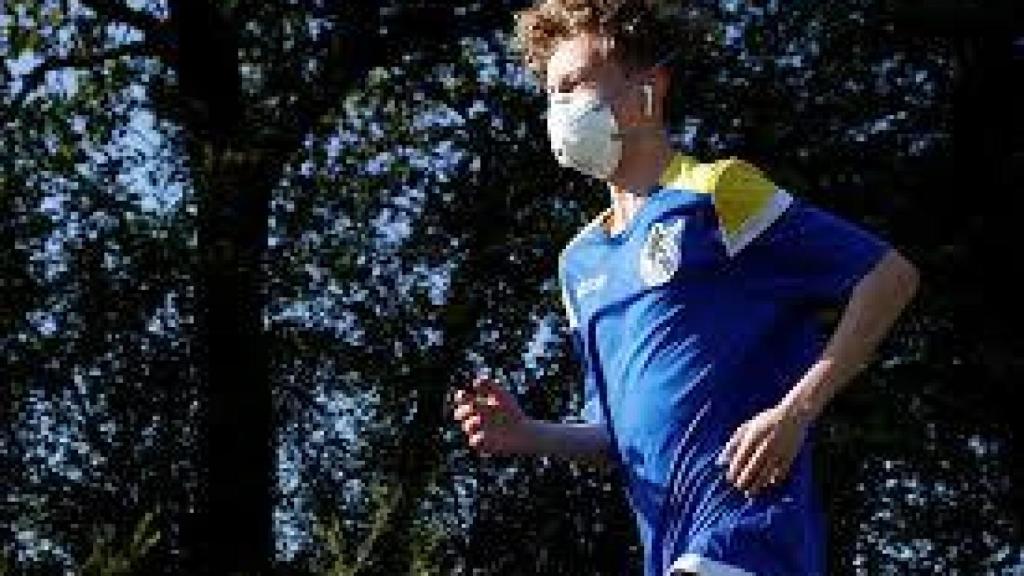 Un runner con mascarilla durante la pandemia.