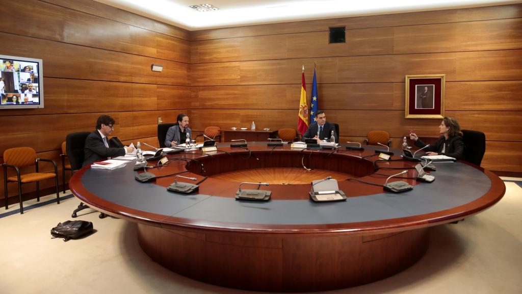 Pedro Sánchez, Teresa Ribera, Salvador Illa y Pablo Iglesias asisten al Consejo de Ministros de manera presencial.