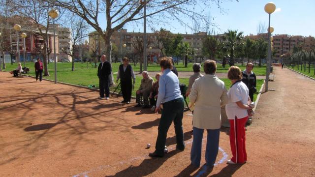 Jubilados cordobeses juegan a la petanca, en una imagen de archivo.