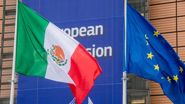 Las banderas de México y la UE, en la sede de la Comisión en Bruselas