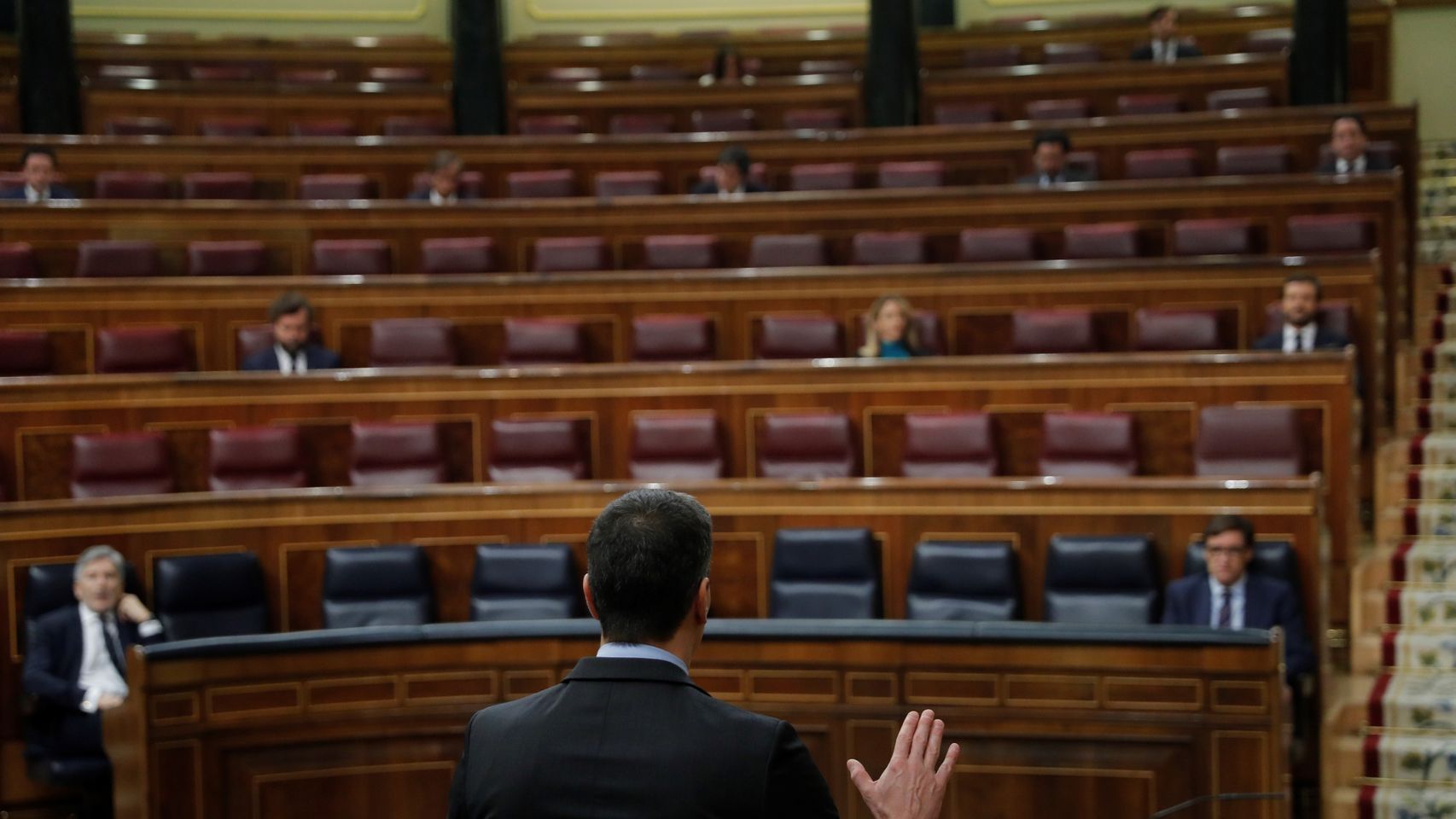 Pedro Sánchez y Pablo Casado durante la sesión de control este miércoles.