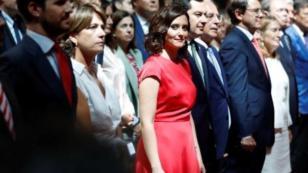 Pablo Casado (i) con Isabel Díaz Ayuso (c) y Juanma Moreno, entre otros.