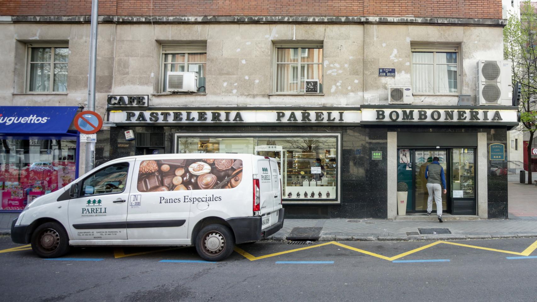 Fachada de una pastelería que forma parte de los comercios minoristas que permanecen abiertos en pleno estado de alarma.