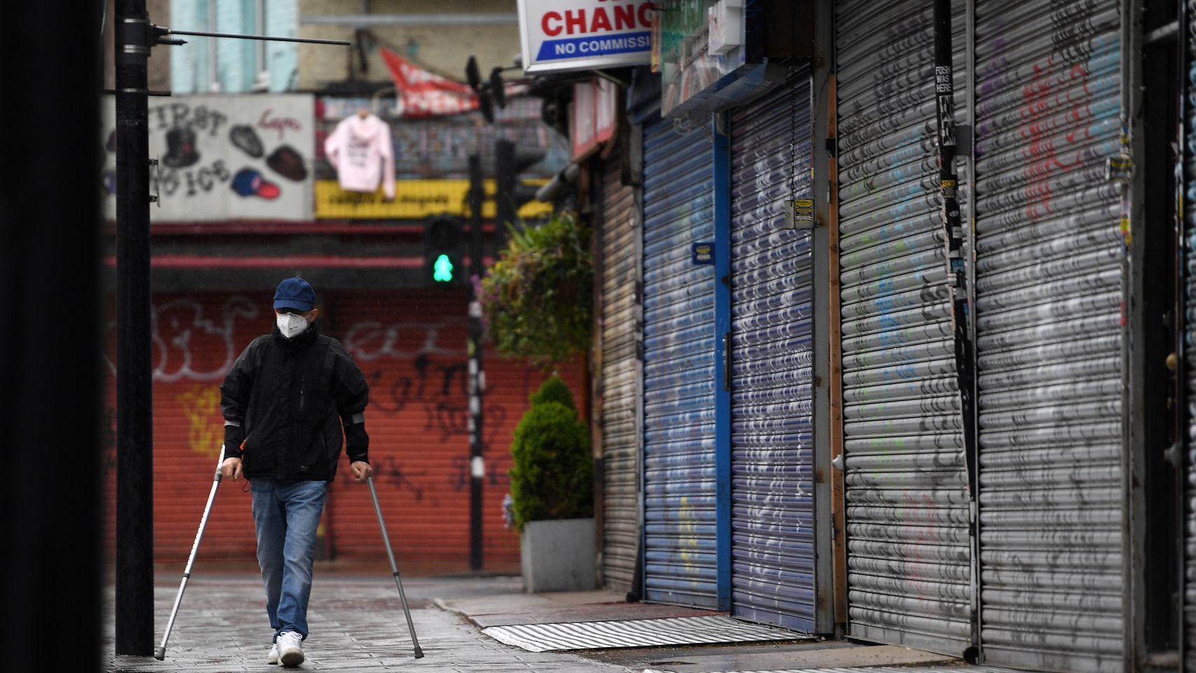 Un hombre camina por Camden Town en Londres.