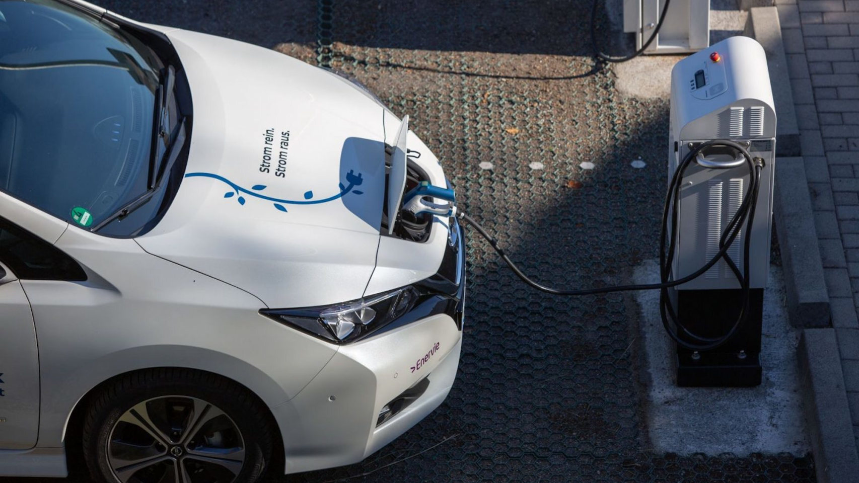 Un Nissan Leaf recargando con el estándar CHAdeMO