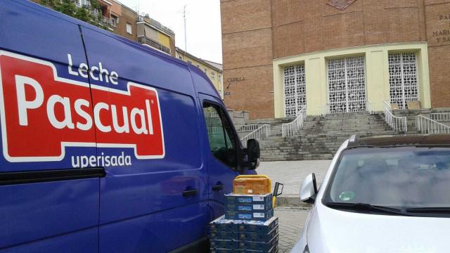 Furgoneta de Calidad Pascual haciendo entrega de alimentos para Cáritas.
