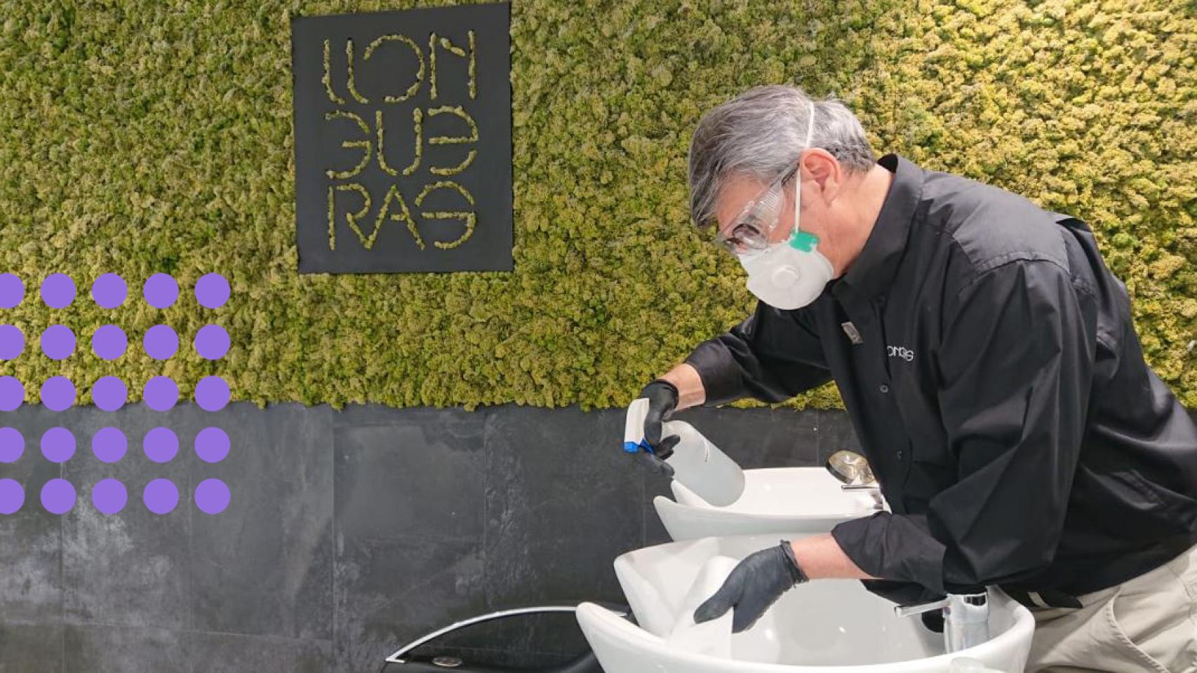 Las peluquerías están desinfectando todo para poder trabajar lo antes posible.