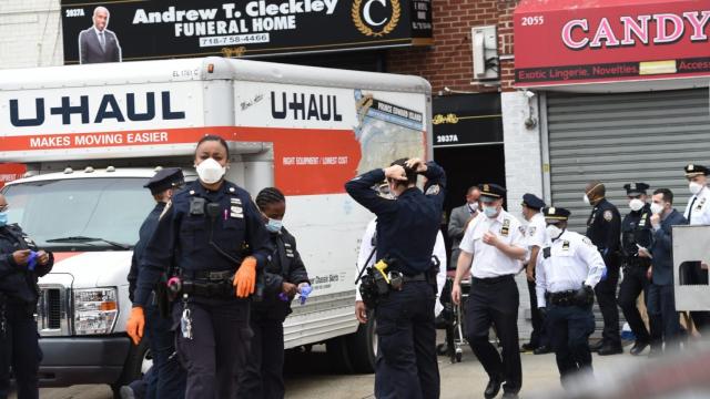 Uno de los camiones frente a la funeraria de Brooklyn