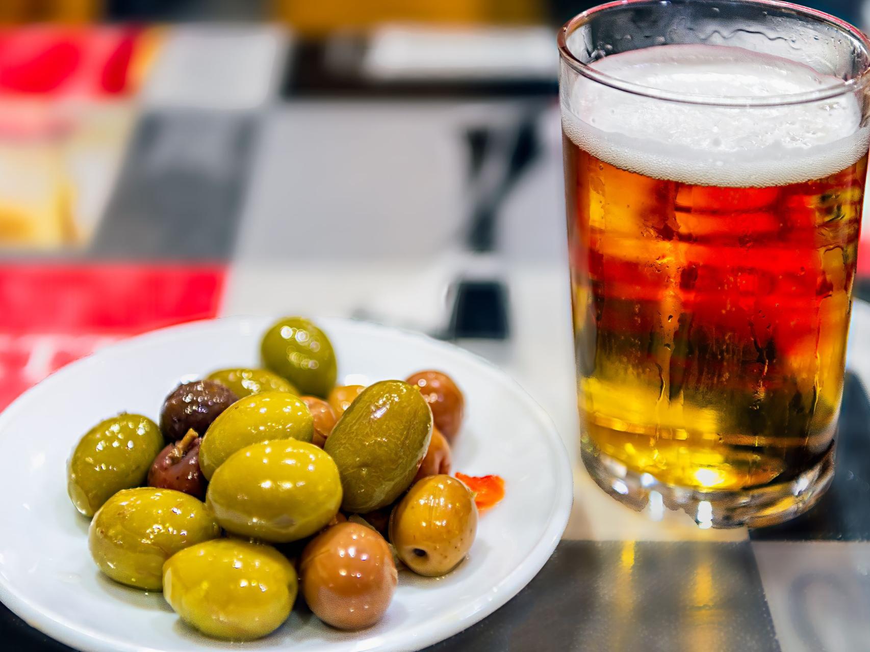 Imagen de una cerveza en una terraza