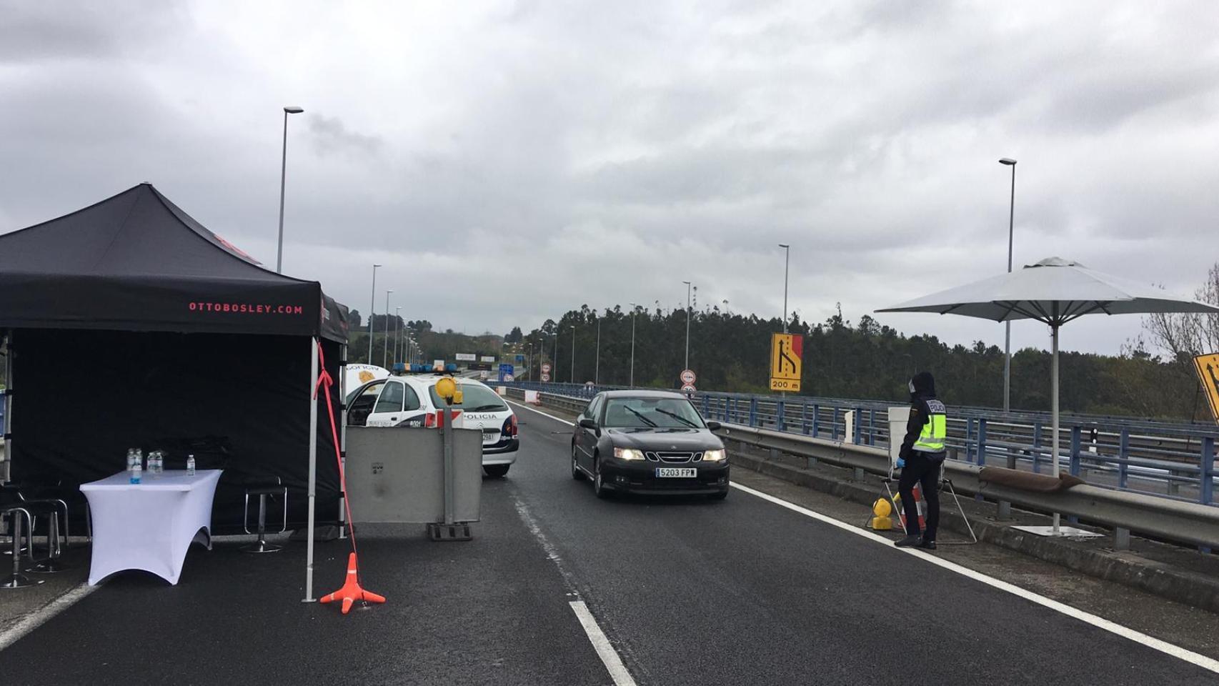 A los agentes les habilitaron hace semanas una carpa en la que guarecerse.