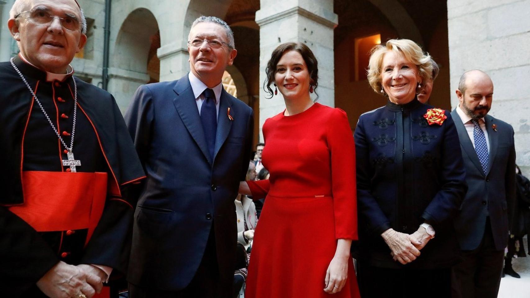 La presidenta madrileña (c) junto a los expresidentes de Madrid Alberto Galardón (i) y Esperanza Aguirre (d)