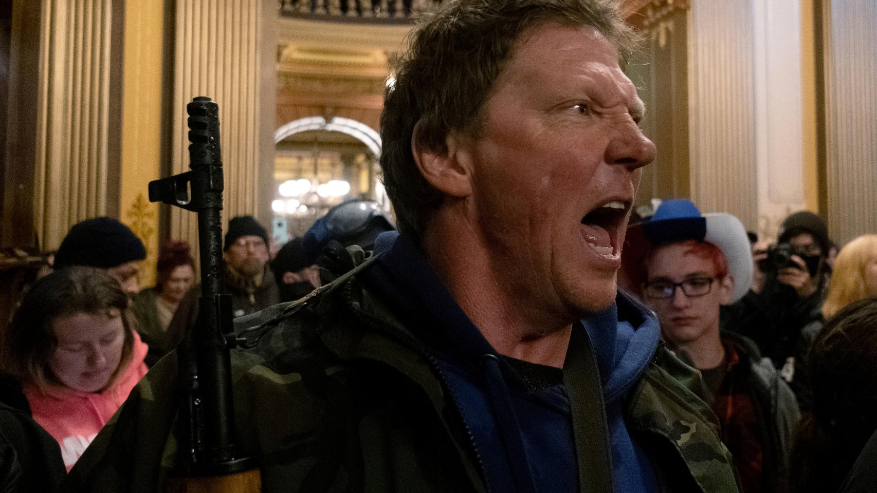 Un manifestante grita a la Policía Estatal de Michigan tras ocupar el Capitolio.